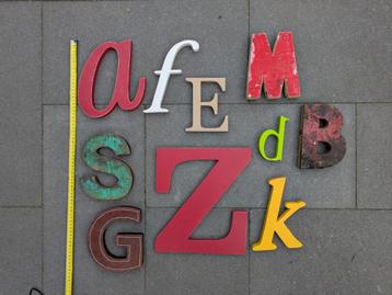 Diverse houten letters beschikbaar voor biedingen