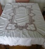 Oud tafelkleed met veel kantklos kant werk, Ophalen of Verzenden
