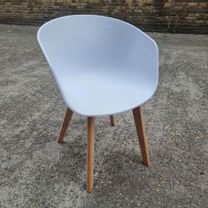 Nette eetkamerstoel wit met houten poten, Huis en Inrichting, Stoelen, Nieuw, Eén, Hout, Wit, Ophalen of Verzenden