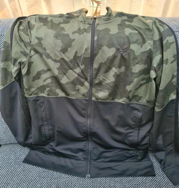 NIEUWSTAAT jack UNDER ARMOUR combat zwart maat M beschikbaar voor biedingen