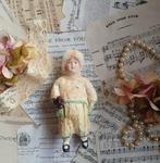 Mooi brocante wattenpopje Jongentje met bosje besjes kerst, Diversen, Kerst, Ophalen of Verzenden