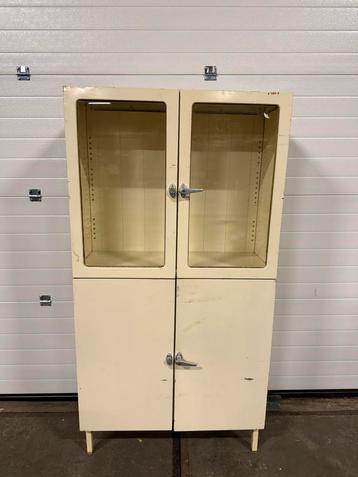 Vintage apothekerskast beschikbaar voor biedingen