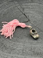 Zilveren miniatuur kinderschoentje met roze pluim, Ophalen of Verzenden, Zilver