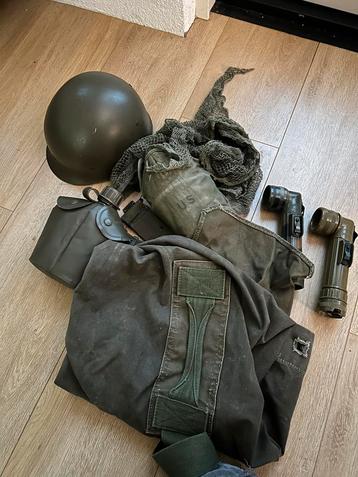 Legerset Compleet: Tas, Lampen, Flessen & Helm beschikbaar voor biedingen
