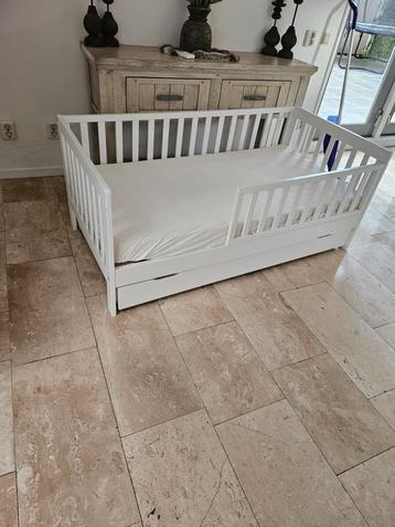 Petite amelie peuterbed met matras en lade  beschikbaar voor biedingen