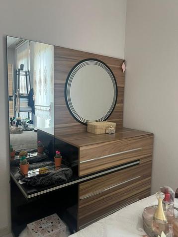 Make-up tafel  beschikbaar voor biedingen