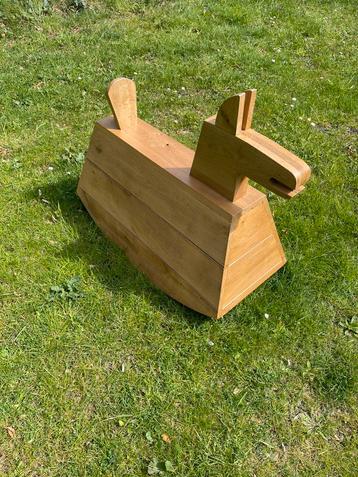 Houten hobbel paard beschikbaar voor biedingen
