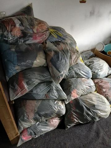 40 zakken met kleding uitgezocht meer en deel dames  beschikbaar voor biedingen