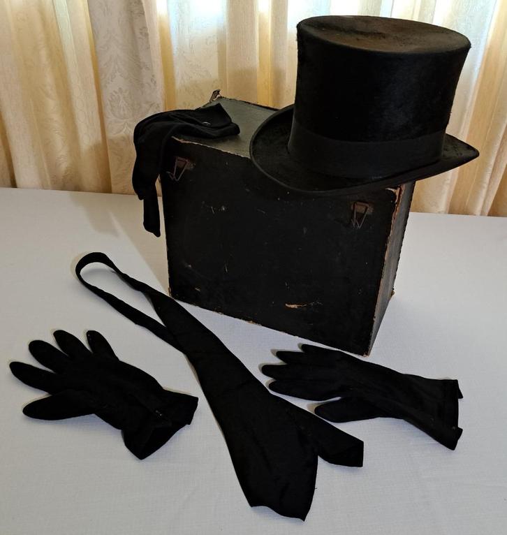 1900 orde kousenband hoge hoed set handschoenen stropdas, Antiek en Kunst, Antiek | Kleding en Accessoires, Dames, Heren, Verzenden