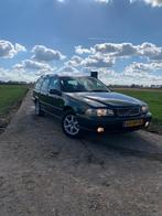 Volvo V70 2.4 140PK 1999 Groen, Auto's, Voorwielaandrijving, 74 €/maand, 1436 kg, Leder en Stof