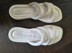 te koop 2 paar slippers tamaris maat 42 zie foto, Ophalen of Verzenden, Zo goed als nieuw, Slippers