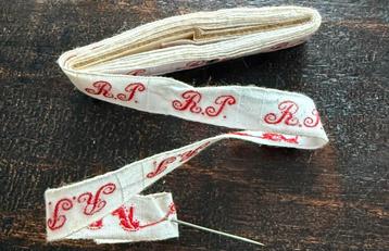 Geborduurd band lint rood op wit initialen R en P beschikbaar voor biedingen
