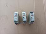 3x Tijdrelais omron h3de-m2 24 volt tot 230 volt, Ophalen of Verzenden, Zo goed als nieuw