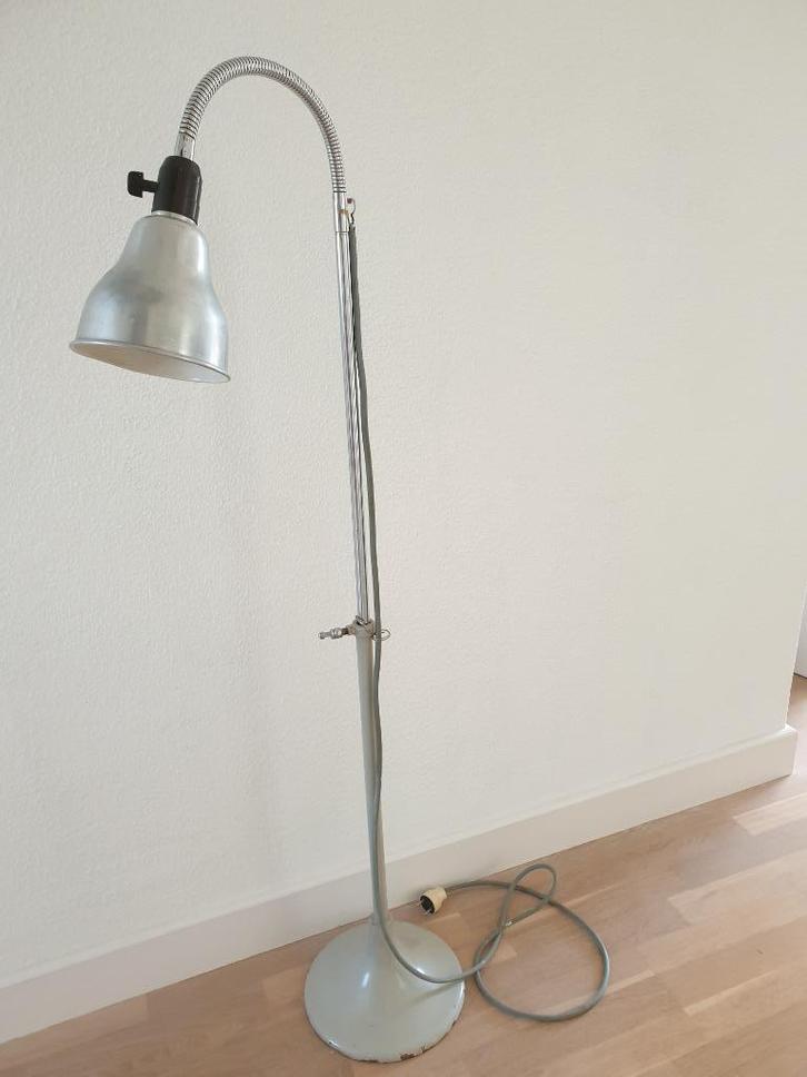 Vloerlamp, industrieel, vintage, Huis en Inrichting, Lampen | Vloerlampen, Gebruikt, 100 tot 150 cm, Metaal, Ophalen