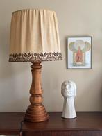 Vintage lamp, houten voet en geborduurde kap, tafellamp, 50 tot 75 cm, Ophalen of Verzenden, Zo goed als nieuw, Jaren 70