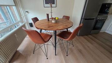 Te koop eetkamer tafel met 4 stoelen  beschikbaar voor biedingen