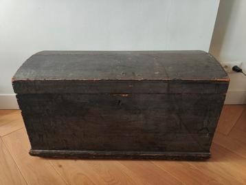 Antieke houten kist met karakter beschikbaar voor biedingen