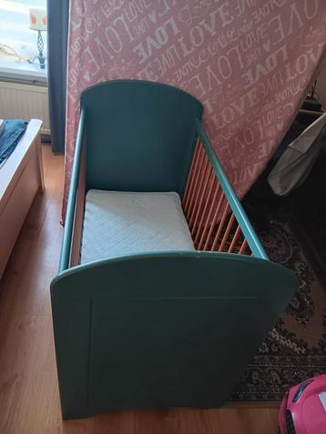 Te koop ledikant en commode opknappertje beschikbaar voor biedingen
