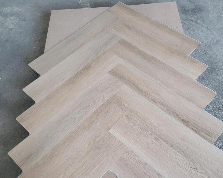 Restpartij Pvc Klik Visgraat 17 m2 (Nieuw in doos), Huis en Inrichting, Stoffering | Vloerbedekking, Nieuw, Laminaat, 75 m² of meer