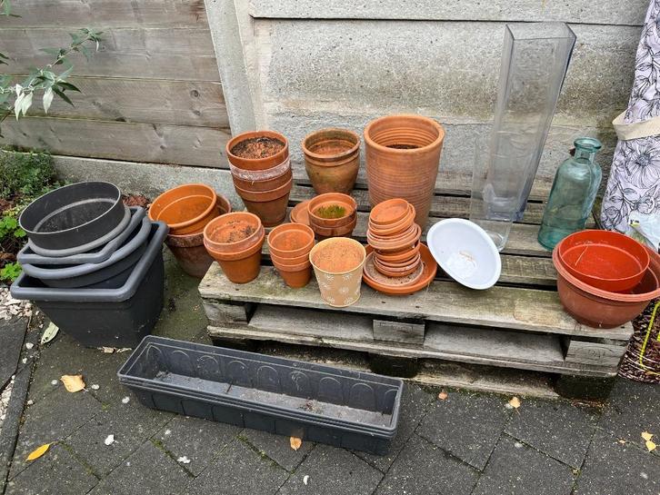 Gratis af te halen: bloempotten en vazen, Tuin en Terras, Bloempotten, Aardewerk, Binnen, Balkon, Tuin, Minder dan 40 cm, Minder dan 25 cm