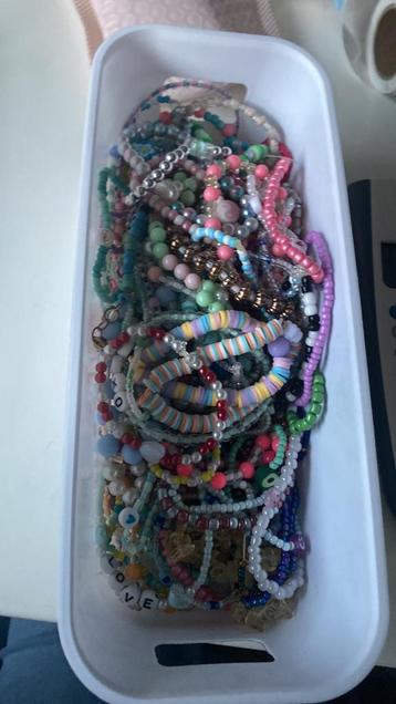 119 armbandjes beschikbaar voor biedingen