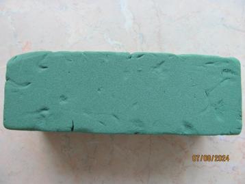 NIEUWSTAAT blok groen STEEKSCHUIM oase foam 23 x 11 x 8 cm beschikbaar voor biedingen