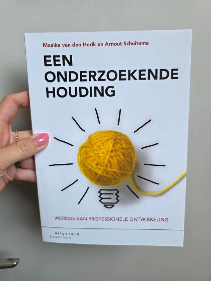 Maaike van den Herik - Een onderzoekende houding, Boeken, Schoolboeken, Zo goed als nieuw, Nederlands, Overige niveaus, Ophalen of Verzenden