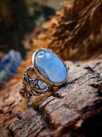 Zilveren ring met maansteen en 18k gouden bezel, Nieuw, Ophalen of Verzenden, 17 tot 18, Met edelsteen