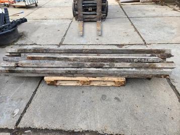 164 - Partij hardhouten palen, schuttingpalen beschikbaar voor biedingen