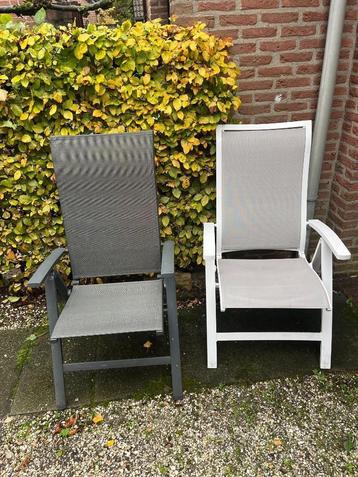2 inklapbare tuinstoelen beschikbaar voor biedingen