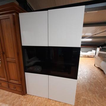 2 witte Ikea besta wandkast met zwart glazen deur beschikbaar voor biedingen