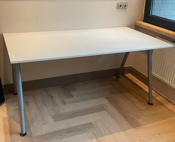 Bureau wit handmatig verstelbaar beschikbaar voor biedingen