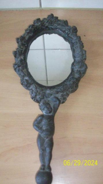 Brocante handspiegel met houten handvat en omlijsting beschikbaar voor biedingen