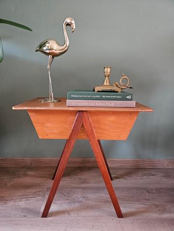 Vintage bijzettafel met klep / opbergruimte 