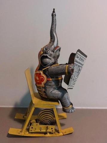 Vintage blikken olifant op stoel – Joseph Wagner (US-Zone Du beschikbaar voor biedingen