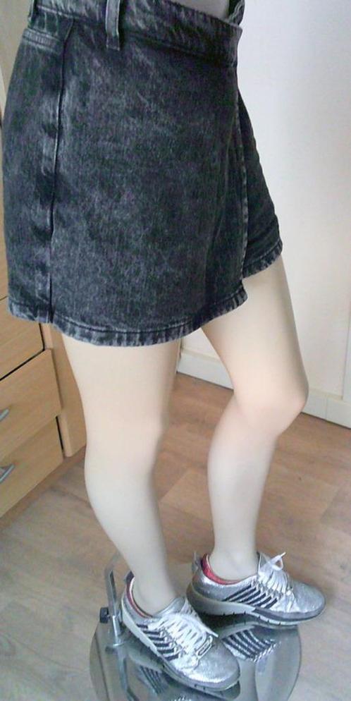 AMY&IVY grijze spijker SKORT maat S, Kleding | Dames, Spijkerbroeken en Jeans, Zo goed als nieuw, W28 - W29 (confectie 36), Grijs