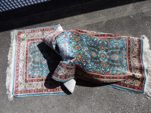 antiek perzisch GHOM tafelloper (perzisch tapijt) van zijde, Antiek en Kunst, Antiek | Kleden en Textiel, Ophalen of Verzenden