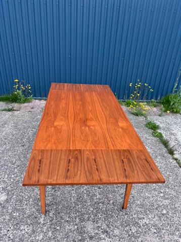 Vintage eettafel uitschuifbaar beschikbaar voor biedingen