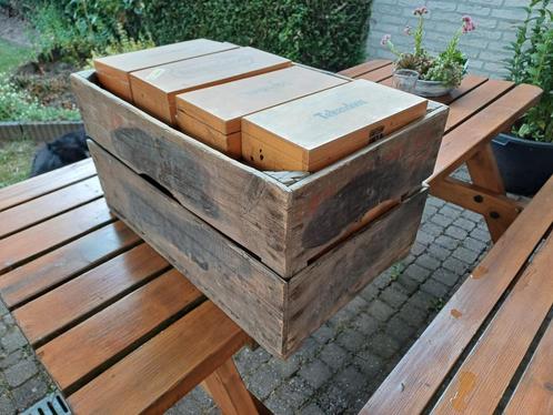 Veilingkrat met gebruikte middelbare school tekendozen., Antiek en Kunst, Antiek | Woonaccessoires, Ophalen