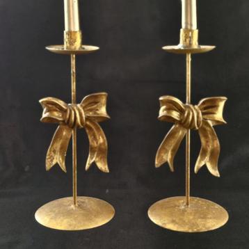 Prachtige brocante gouden kandelaars met strik beschikbaar voor biedingen