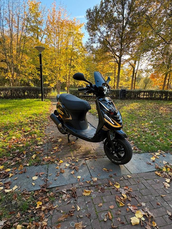 Zip 4 takt iget e5 2024, Fietsen en Brommers, Scooters | Piaggio, Zo goed als nieuw, Zip, Benzine, Ophalen