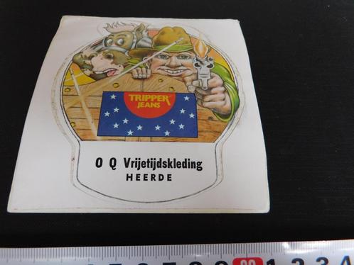 sticker Heerde O Q Vrijetijdskleding TRIPPER jeans  strip, Verzamelen, Stickers, Zo goed als nieuw, Bedrijf of Vereniging, Ophalen