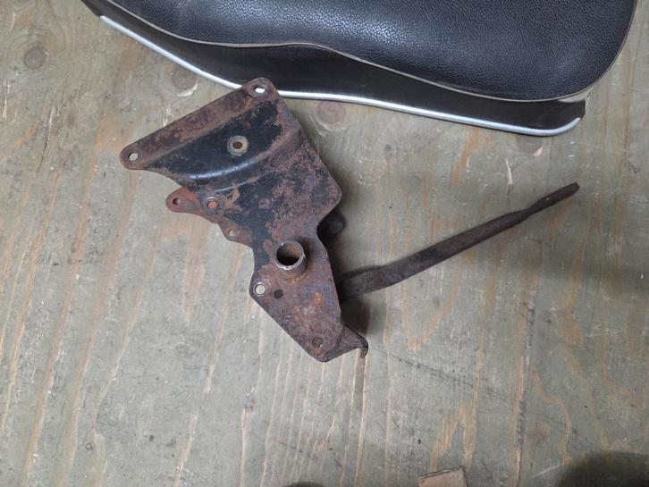 Magneet  spatbord,  zadel en middensteun, Fietsen en Brommers, Brommeronderdelen | Oldtimers, Overige merken, Zadel, Ophalen of Verzenden