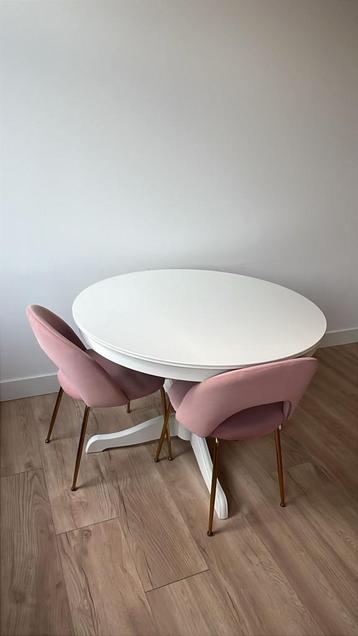Ronde witte eettafel + 4 roze velvet stoelen beschikbaar voor biedingen