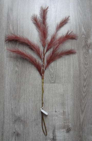 Mooie roze tak met lichtjes beschikbaar voor biedingen