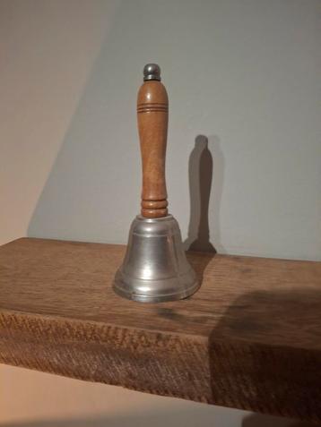 Vintage Bel met Houten Handvat beschikbaar voor biedingen