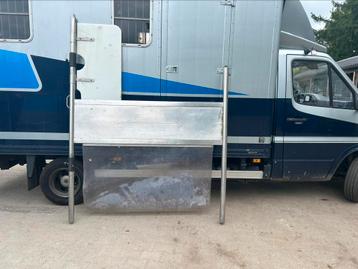 Mooi RVS tussenschot voor in paardenvrachtwagen  beschikbaar voor biedingen