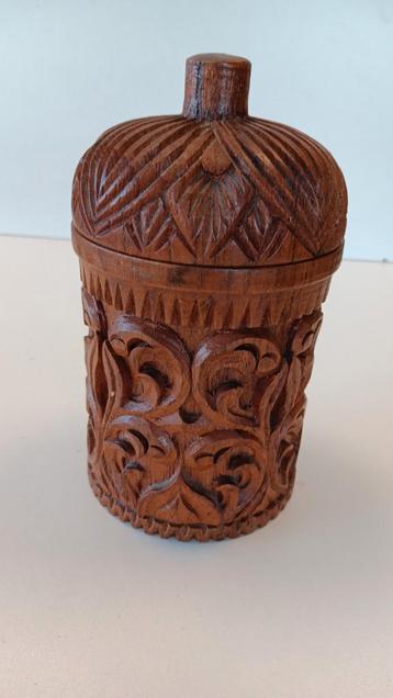 Rond hoog houten potje met deksel.
 beschikbaar voor biedingen