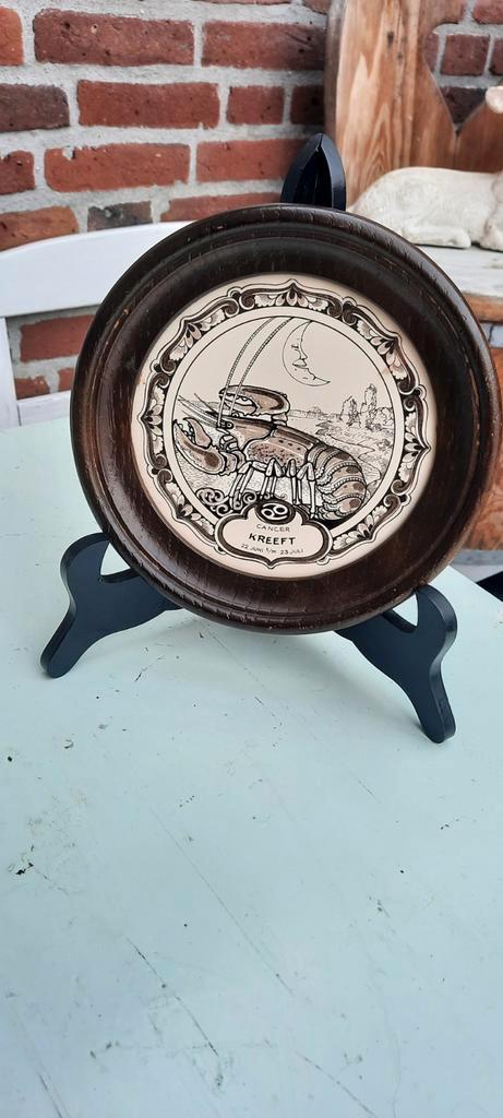 Vintage ingelijste Kreeft horoscoop tegel op standaard., Antiek en Kunst, Antiek | Wandborden en Tegels, Ophalen of Verzenden