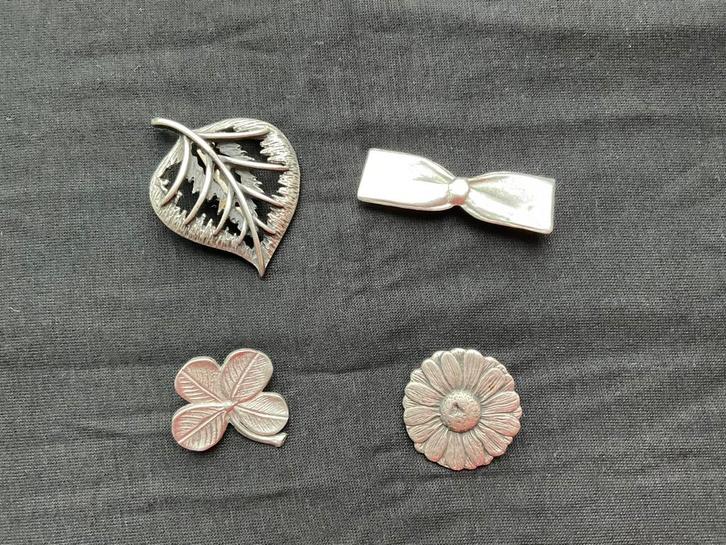 Broches van echt Tin: vier stuks, Sieraden, Tassen en Uiterlijk, Broches, Nieuw, Overige materialen, Zilver, 4 tot 7 cm, Ophalen of Verzenden
